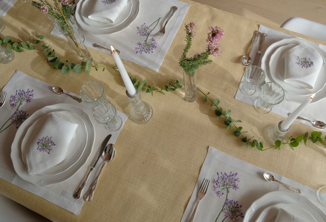avola con tovagliette americane, in puro lino, 100% Lino, fiore viola, ricamato a mano
