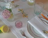 Tavola apparecchiata con runner Limoni, 100% cotone, ricamato interamente a mano
Limoni ricamati a mano