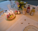 Tavola apparecchiata con tovaglietta e tovagliolo Apine, ricamato interamente a mano, 100% Lino, per una fantastica colazione