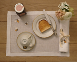 Tavola apparecchiata con tovaglietta e tovagliolo Apine, ricamato interamente a mano, 100% Lino, per una fantastica colazione