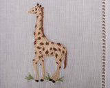 Dettaglio del tovagliolo, ricamato a mano, Elefante e giraffa