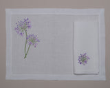 Set tovaglietta e tovagliolo, ricamato a mano, puro lino, 100% lino, made in italy, fiore lilla., allium.