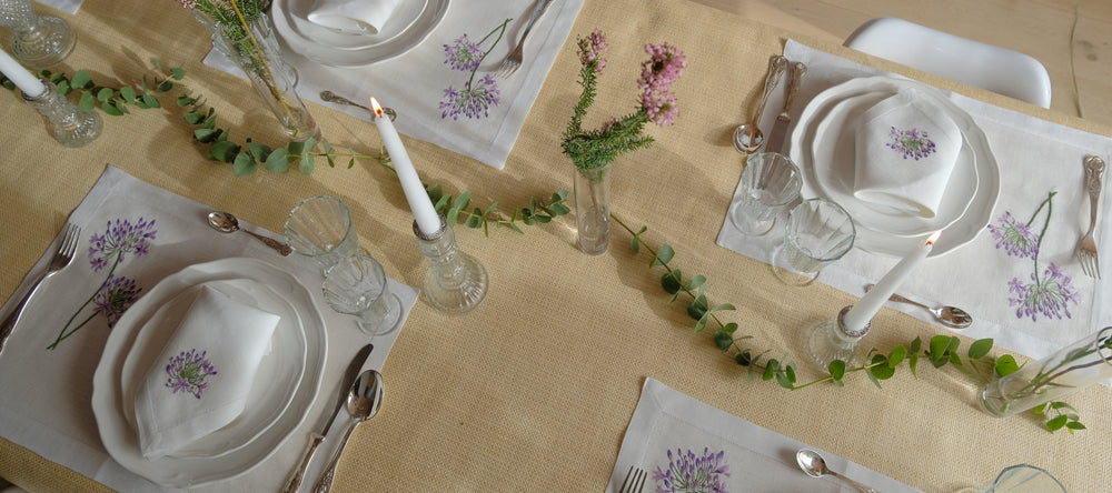 Tavola con tovagliette americane, in puro lino, 100% Lino, fiore viola, ricamato a mano